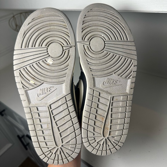 Nike Air Jordan 1 Mid Women’s 8 Gray Black White Sneakers Retro - Picture 8 of 9